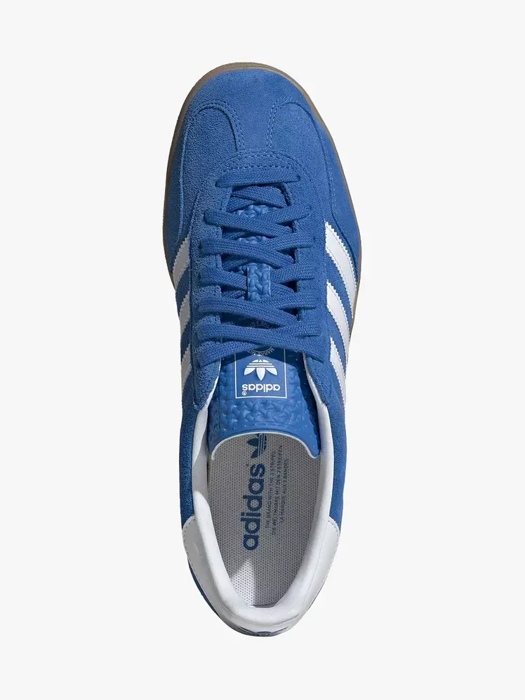 Adidas Gazelle v blagovni znamki na svetlo sivem ozadju