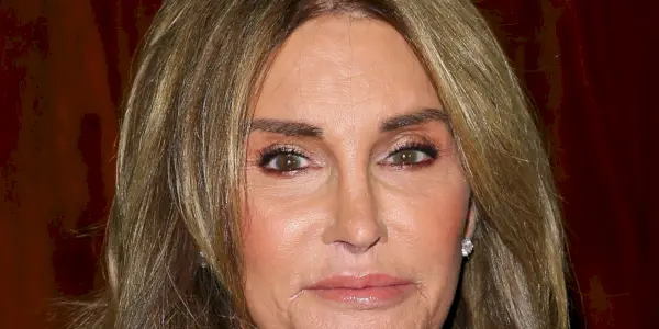 Da, Caitlyn Jenner je razkrila, da je imela operacijo za potrditev spola, vendar to ni nikogaršnja stvar
