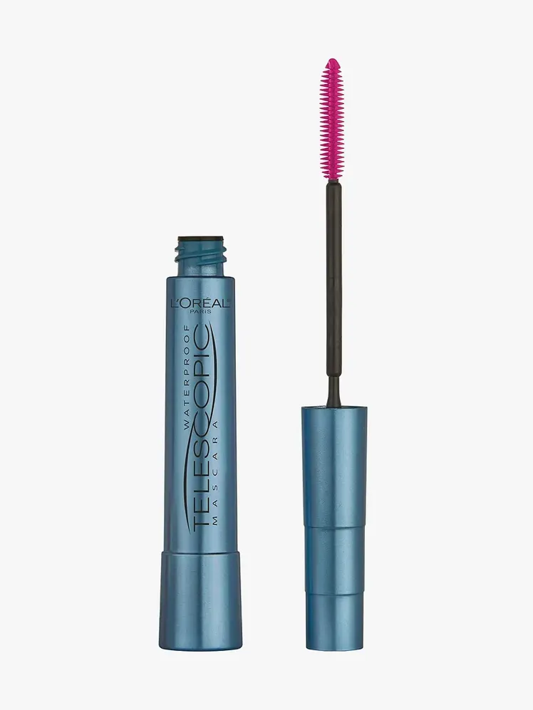 Máscara de pestañas alargadora resistente al agua original en tubo azul de marca con pincel negro y rosa sobre fondo gris claro