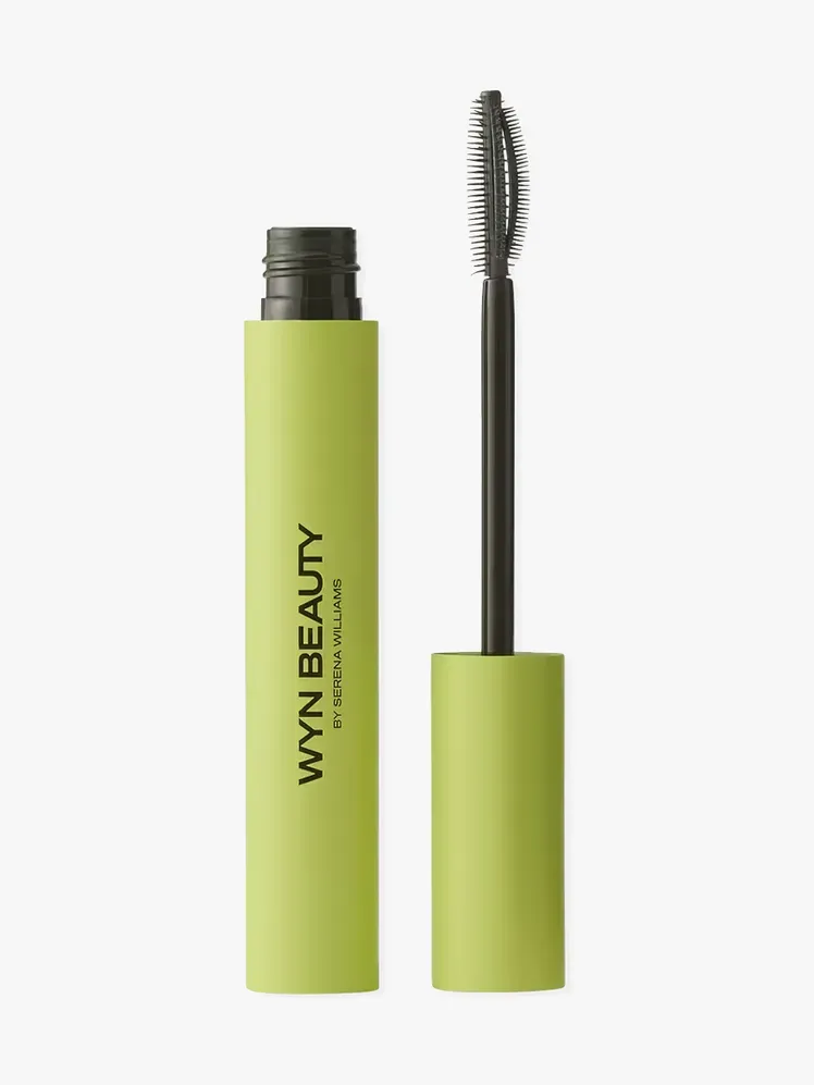 Máscara de pestañas para alargar y definir Big Vision en un tubo verde lima de marca con pincel sobre fondo gris claro