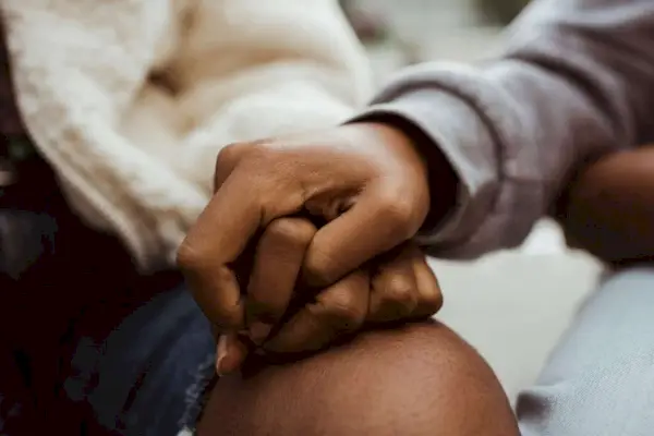 Hur man hjälper en sörjande vän: 5 sätt att stödja sin sorg