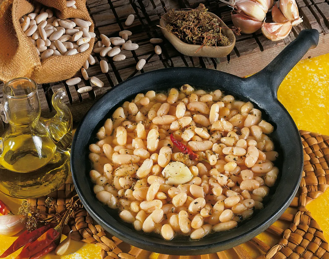 біла квасоля на сковороді