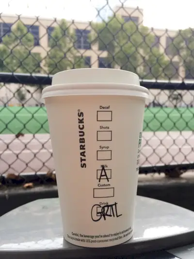 La imagen puede contener bebida Leche Bebida Taza Café Taza y botella