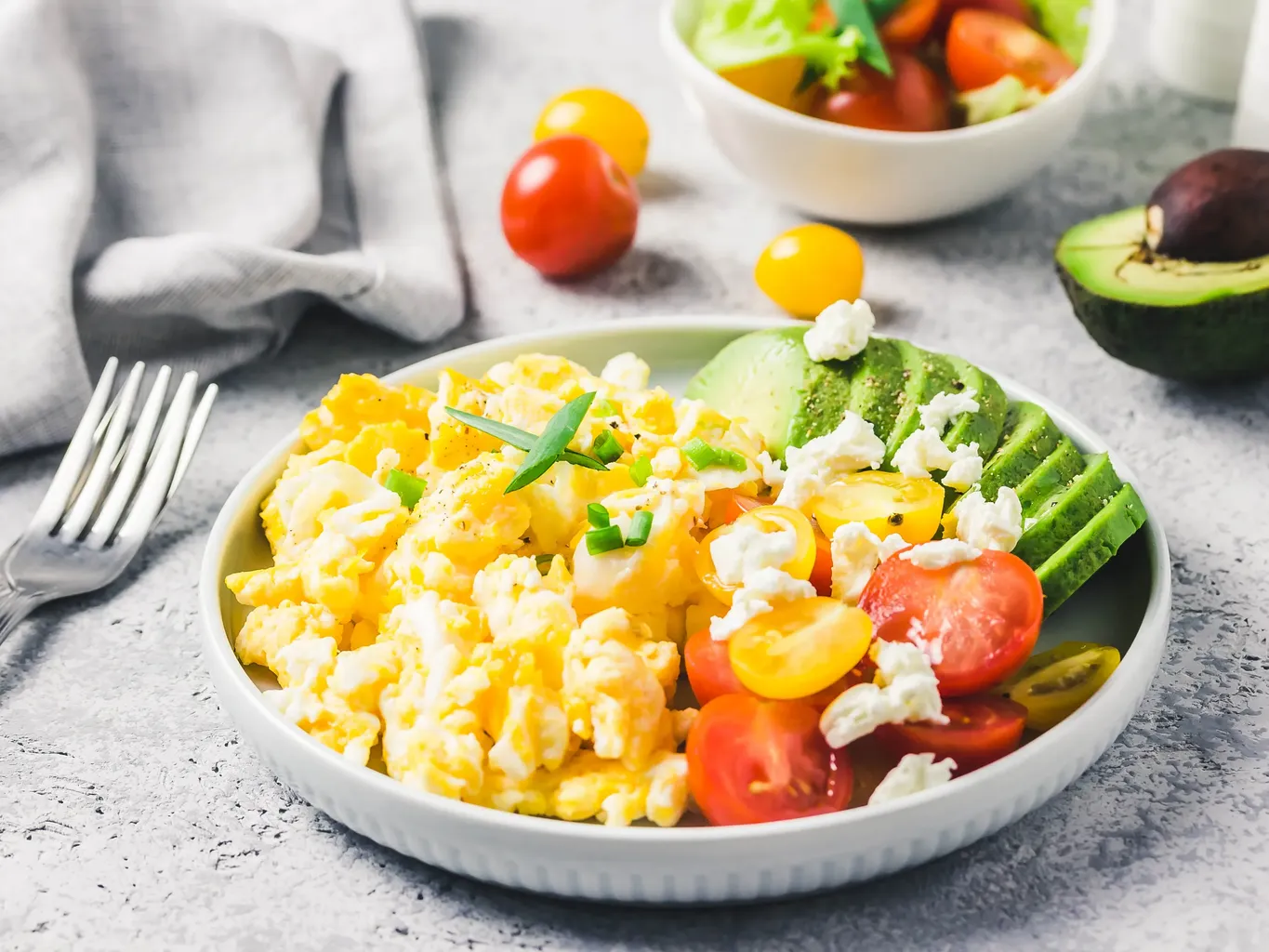Desayuno revuelto rico en proteínas