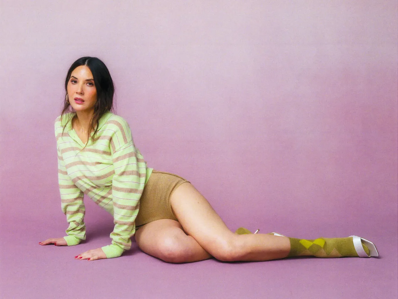 התמונה עשויה להכיל Olivia Munn אדם פנים צילום ראש דיוקן כושר פילאטיס ספורט ואימון