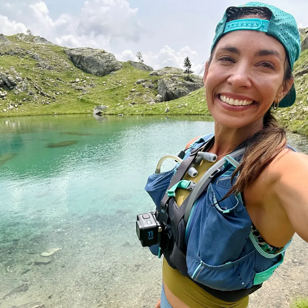 ربما تحتوي الصورة على تصوير فوتوغرافي حقيبة ملابس قبعة شخص بالغ مغامرة المشي لمسافات طويلة الأنشطة الترفيهية والطبيعة