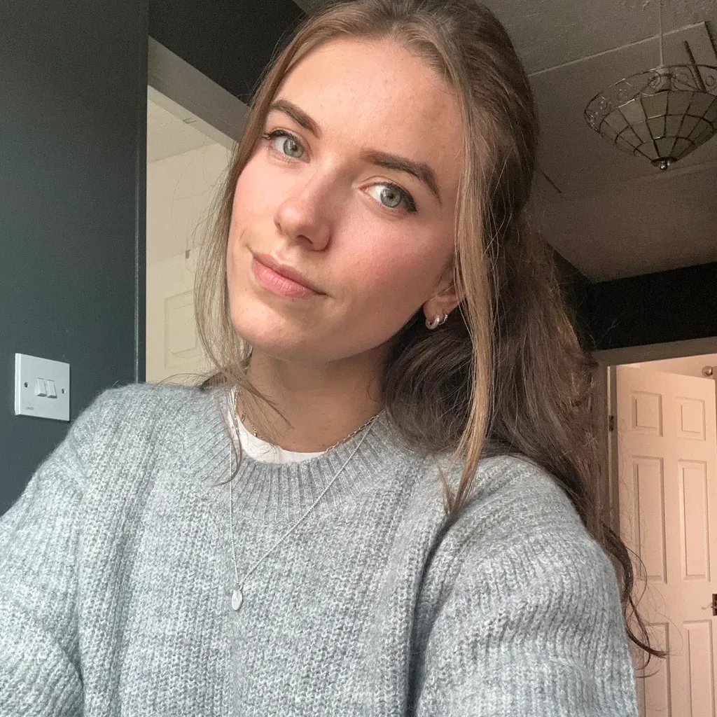 ربما تحتوي الصورة على جزء من الجسم، وجه، رأس، رقبة، شخص، شعر بني، شعر، ملابس، سترة وإكسسوارات