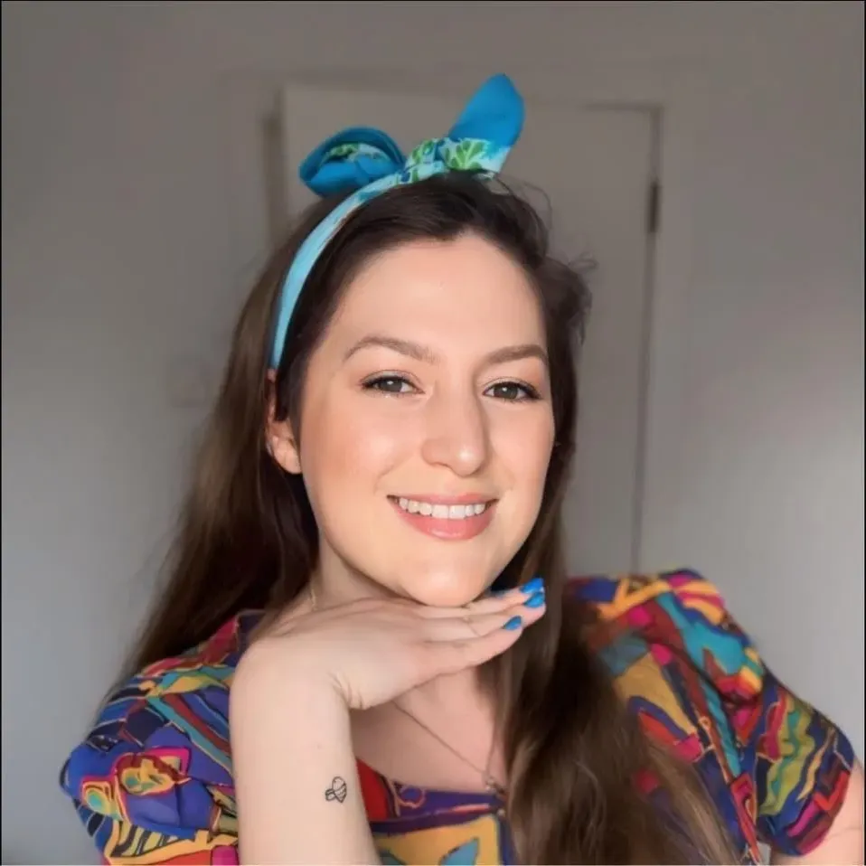 ربما تحتوي الصورة على وجه، رأس سعيد، شخص يبتسم، غمازات، جزء من جسم الشخص البالغ، رقبة، شعر بني وشعر