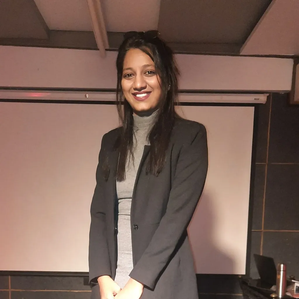 ربما تحتوي الصورة على سترة، ملابس، معطف، سترة، رأس الشخص، وجه سعيد، ابتسامة سعيدة، إكسسوارات للبالغين، حقيبة وحقيبة يد