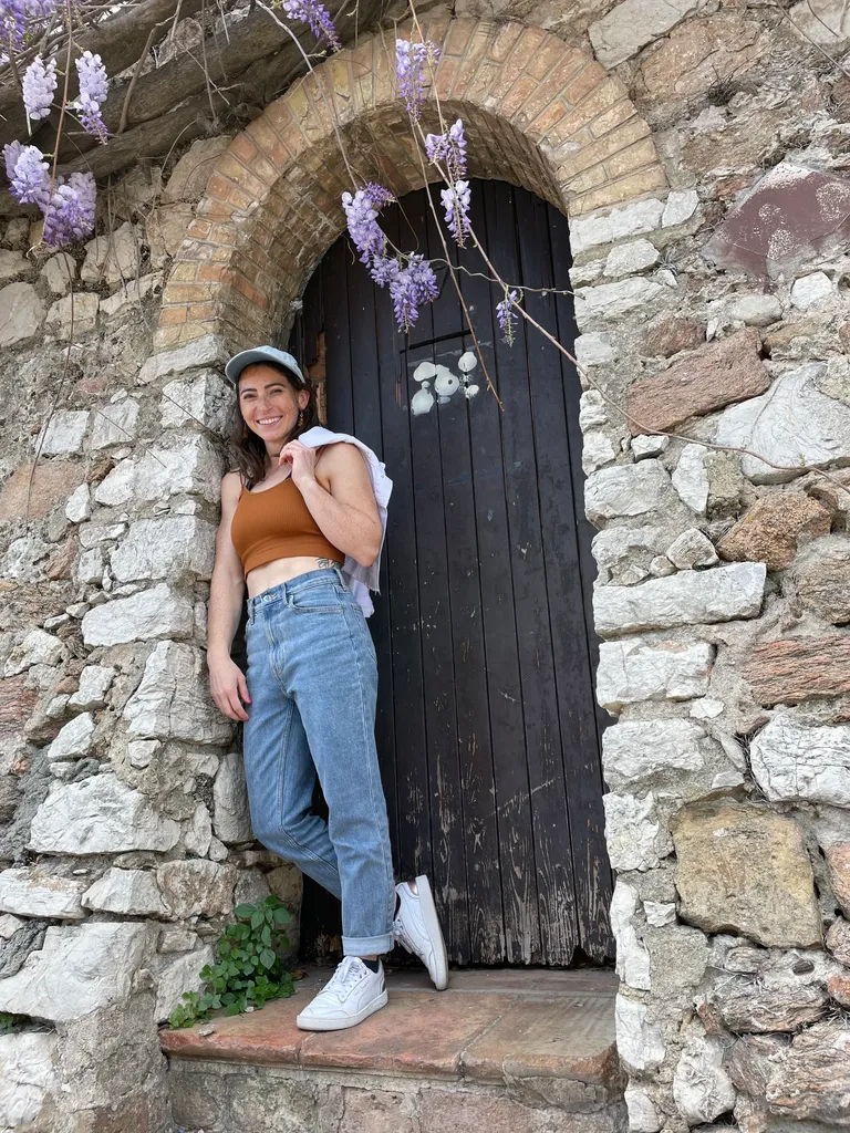 Na obrázku může být Chiara Moroni Clothing Pants Jeans Rock Face Head Person Photo Portrait and Hat