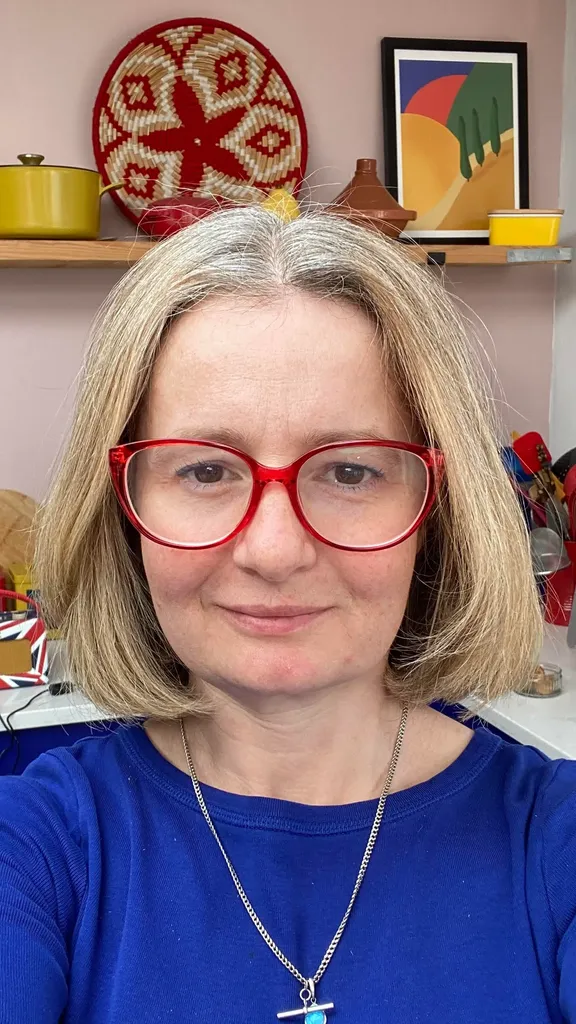 Obrázek může obsahovat Blond vlasy Osobní doplňky Šperky Náhrdelník Brýle Umělecká malba pro dospělé Obličej a hlava