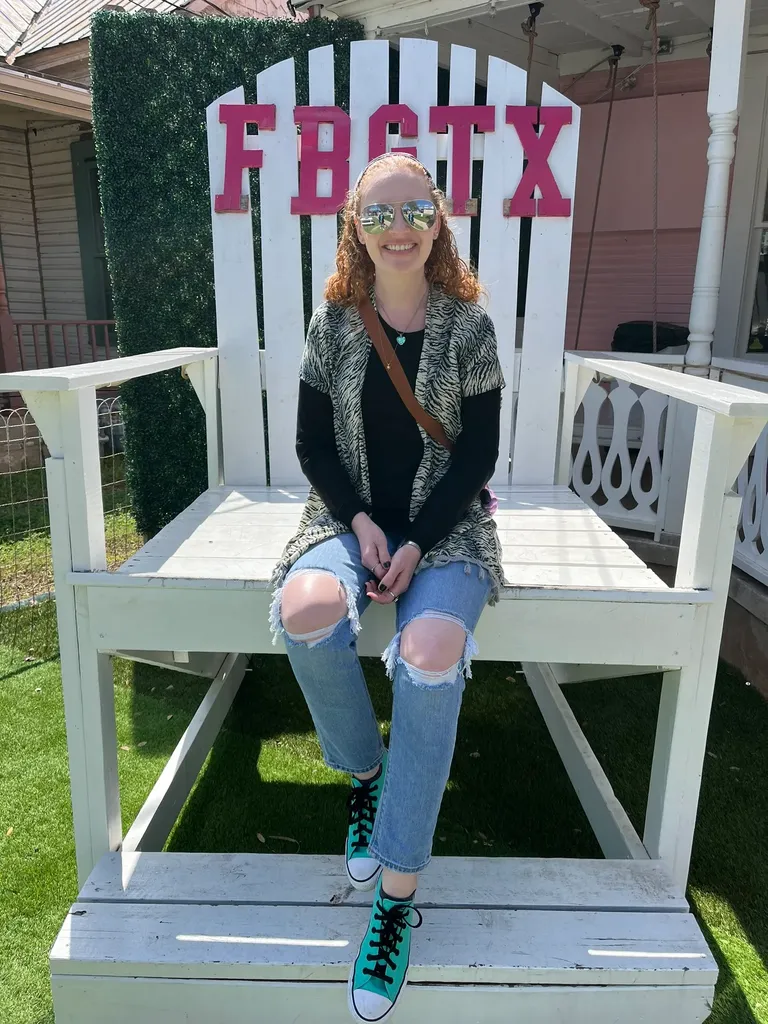 Na obrázku může být Osoba sedící Oblečení Kalhoty Teen Jeans Doplňky Brýle Šperky a náhrdelník