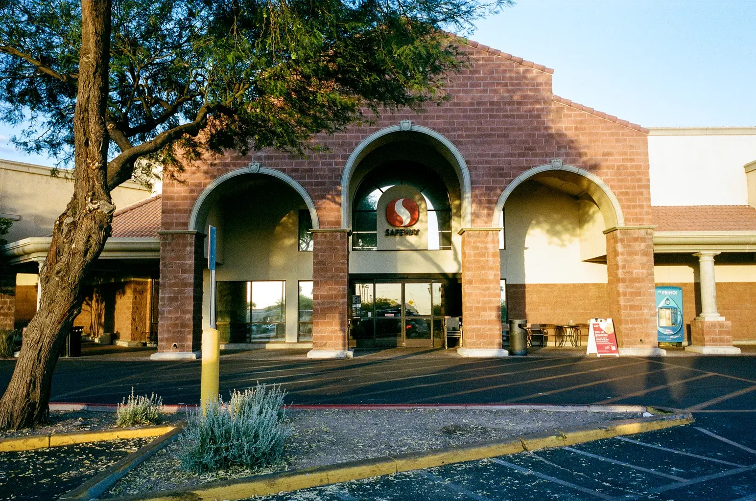 Obrázek může obsahovat městskou cihlovou architekturu Building House Housing Villa Road Street Urban Okolí a oblouk