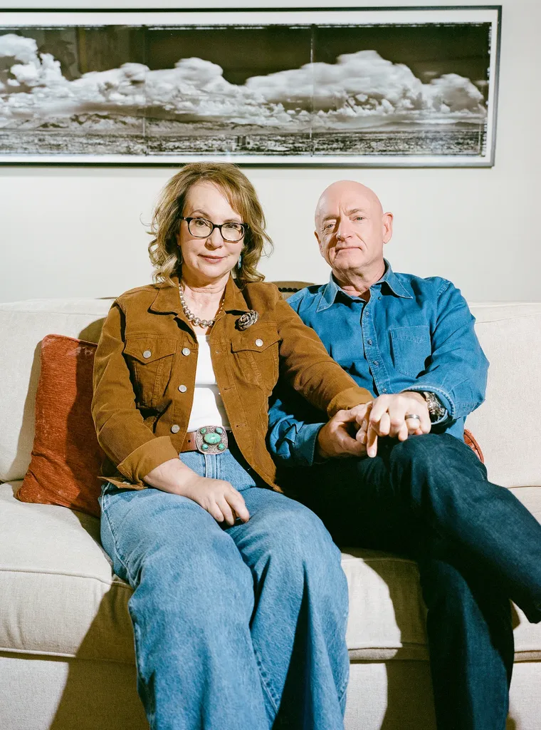 Obrázek může obsahovat Gabrielle Giffords Clothing Pants Gauč Nábytek Jeans Příslušenství Brýle a člověk