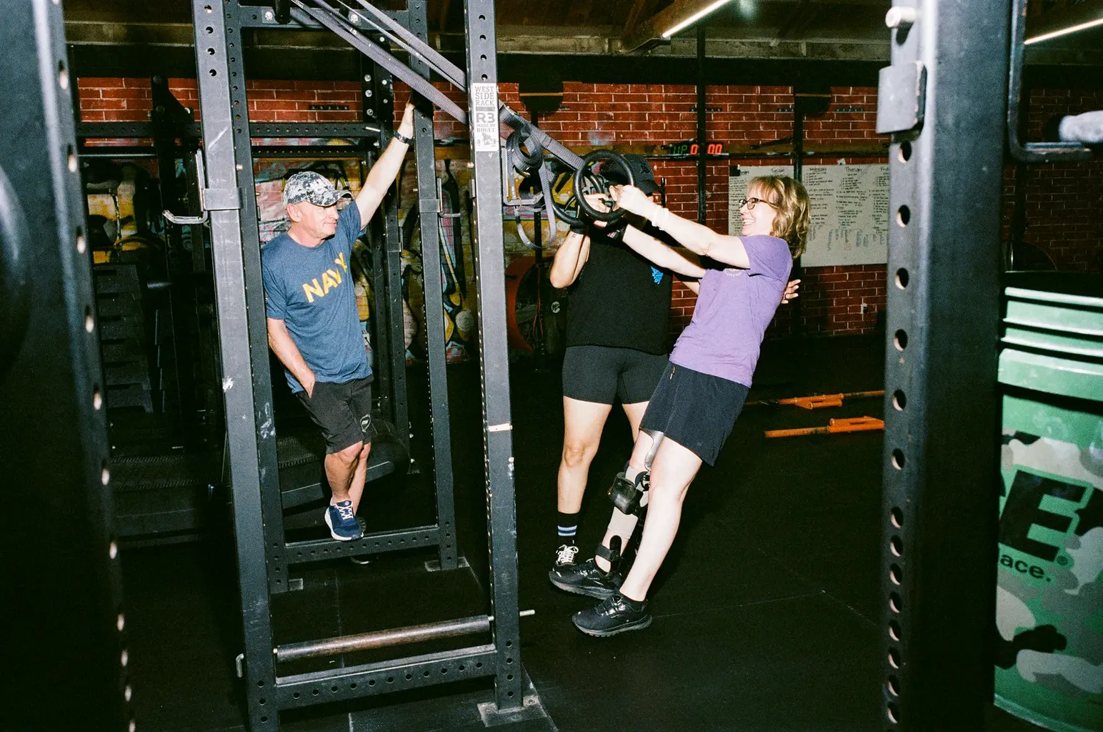 Obrázek může obsahovat Brian Folkerts Gabrielle Giffords Osobní oblečení Hat Hat Footwear Shoe Adult and Chore -Out