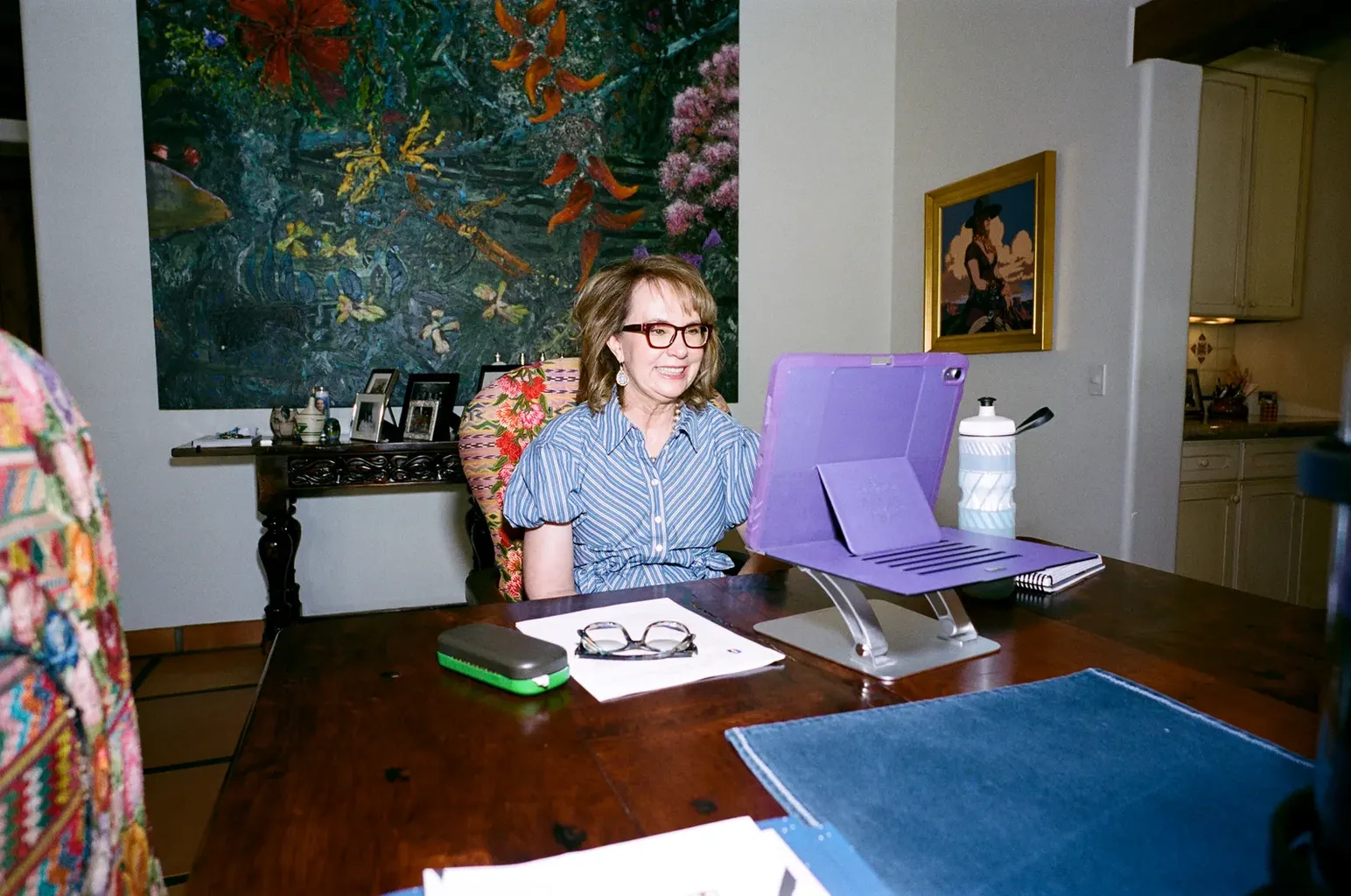 Obrázek může obsahovat Gabrielle Giffords Furniture Table Desk Computer Electronics Laptop PC a jídelní stůl