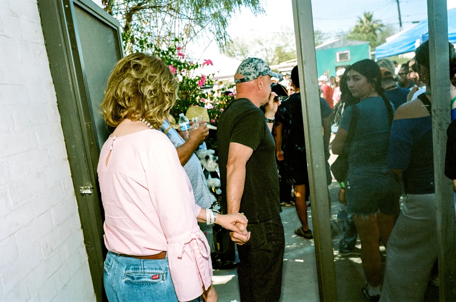 Obrázek může obsahovat oděvní kalhoty obuv obuvi Hat Klobouk Dospělé příslušenství Příslušenství Příslušenství Kabelka reklama a plakát