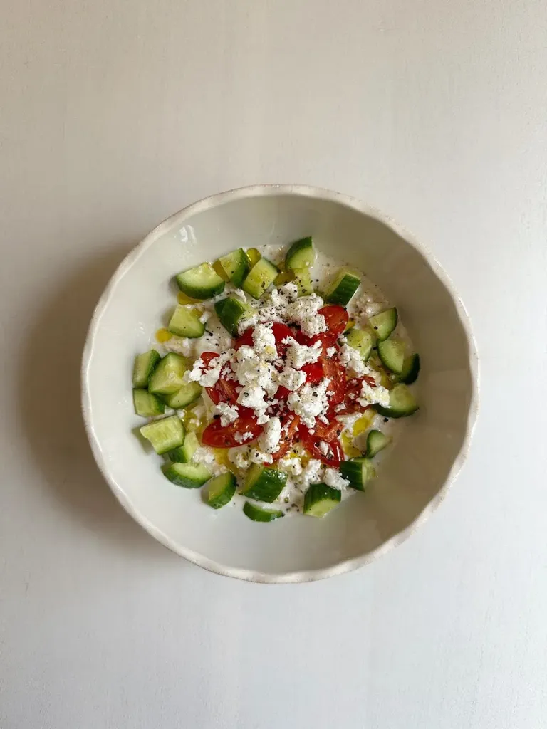 Havre toppad med grönsaker och fetaost