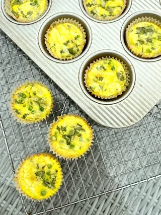 ਹਰਬੀ ਹਰੇ ਮਟਰ ਅੰਡੇ ਨੂੰ ਮਫ਼ਿਨ ਪੈਨ ਵਿੱਚ ਕੱਟੋ