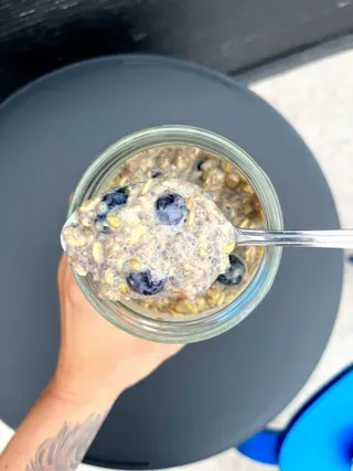 ਉੱਪਰੋਂ ਦਿਖਾਈ ਦੇਣ ਵਾਲੀ ਕ੍ਰੀਮੀਲ ਬਲੂਬੇਰੀ ਚਾਈ ਰਾਤ ਭਰ ਓਟਸ