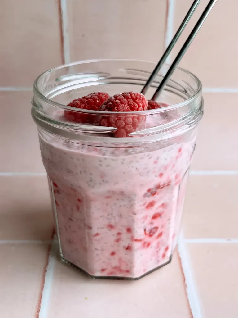 ਤਸਵੀਰ ਵਿੱਚ ਇਹ ਹੋ ਸਕਦਾ ਹੈ ਬੇਵਰੇਜ ਜੂਸ ਕੱਪ ਕ੍ਰੀਮ ਮਿਠਾਈ ਭੋਜਨ Frozen Yogurt Berry Fruit Plant ਅਤੇ ਉਤਪਾਦ