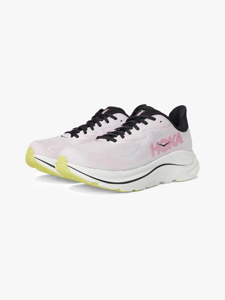 Hoka Clifton 10 مكون ذو علامة تجارية على خلفية رمادية فاتحة