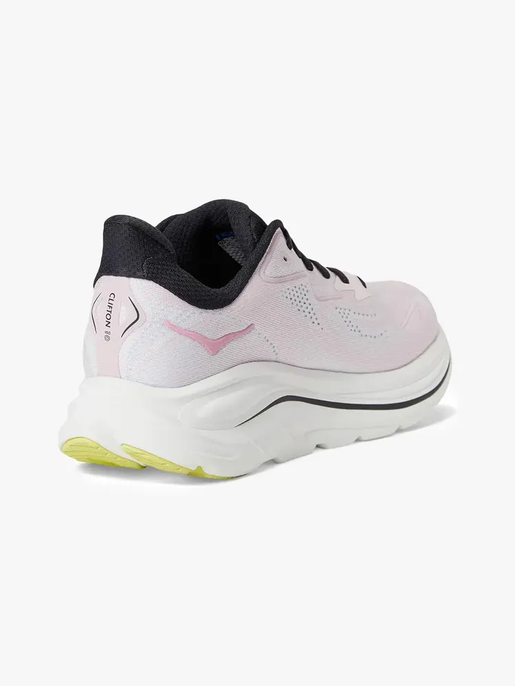 Hoka Clifton 10 مكون ذو علامة تجارية على خلفية رمادية فاتحة