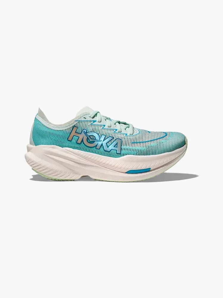 Hoka Mach X 2 في مكون ذو علامة تجارية على خلفية رمادية فاتحة