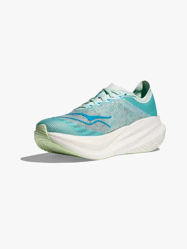 Hoka Mach X 2 في مكون ذو علامة تجارية على خلفية رمادية فاتحة