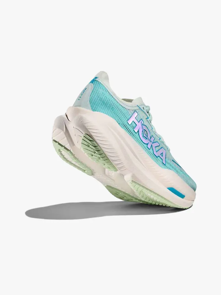 Hoka Mach X 2 في مكون ذو علامة تجارية على خلفية رمادية فاتحة