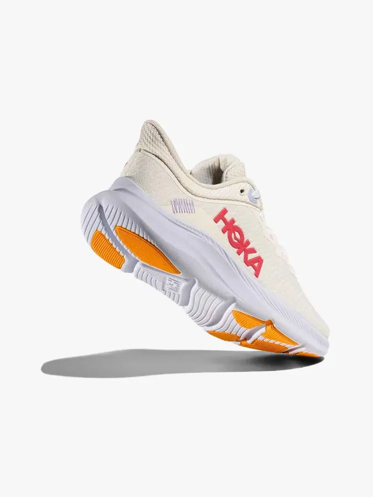 Hoka Solimar في جزء يحمل العلامة التجارية على خلفية رمادية فاتحة