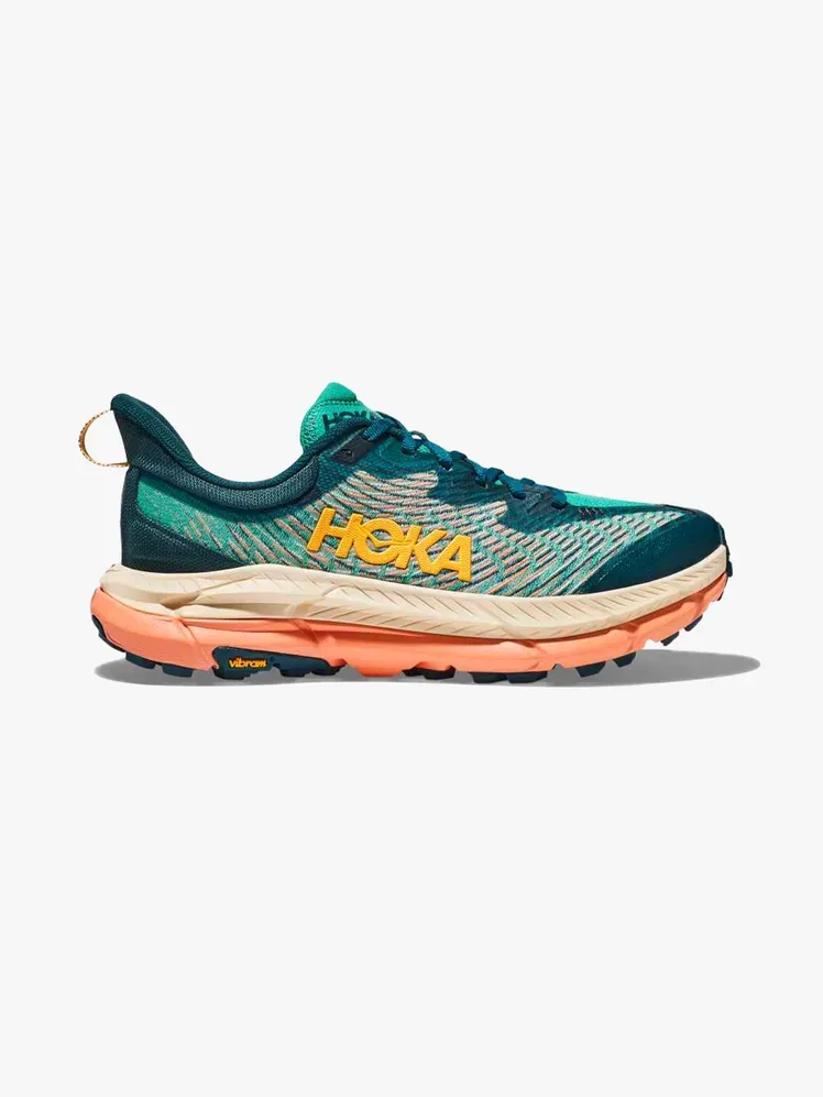 Hoka Mafate Speed ​​4 في مكون ذو علامة تجارية على خلفية رمادية فاتحة