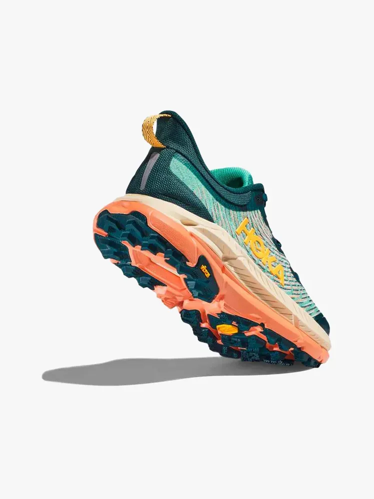 Hoka Mafate Speed ​​4 في مكون ذو علامة تجارية على خلفية رمادية فاتحة