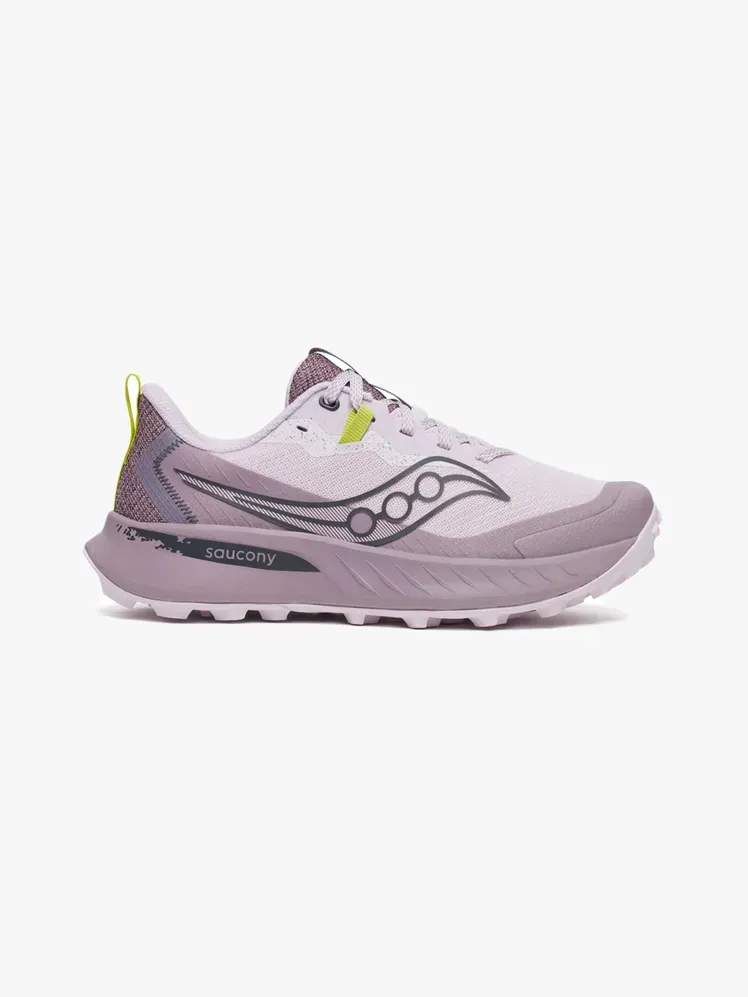 Saucony Peregrine 15 en componente de marca sobre fondo gris claro