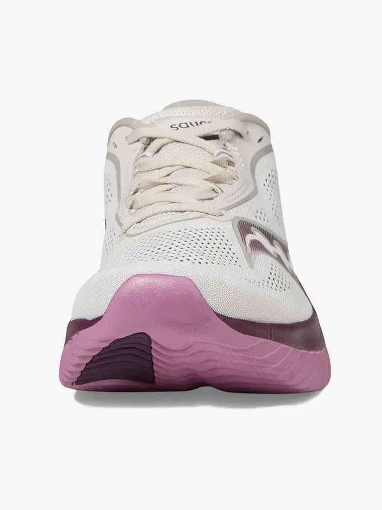 Saucony Kinvara 15 en componente de marca sobre fondo gris claro