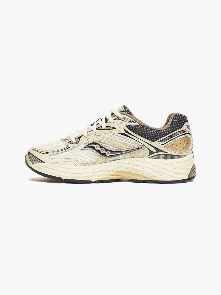 Saucony Pro Grid Omni 9 en componente de marca sobre fondo gris claro