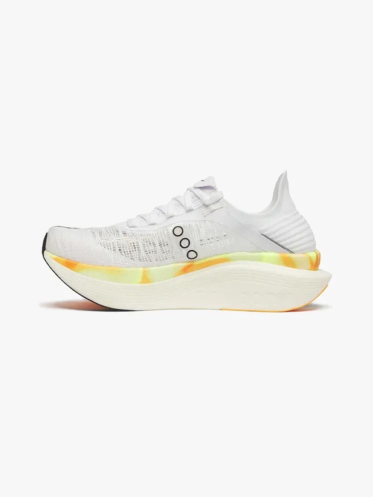 Saucony Endorphin Elite 2 en componente de marca sobre fondo gris claro