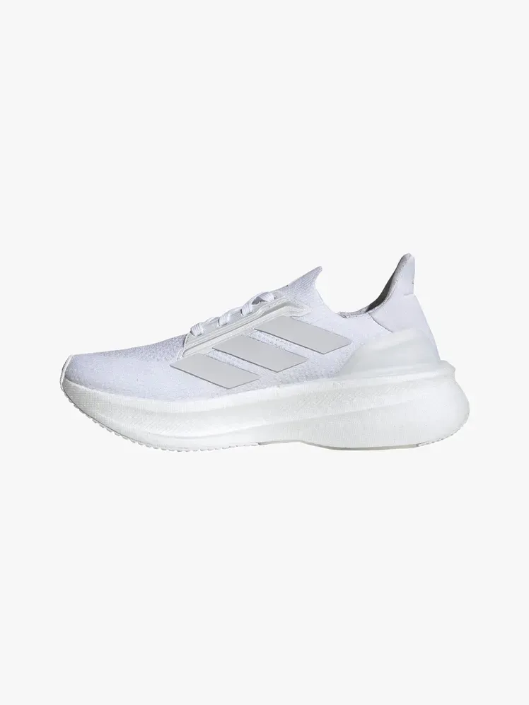 Adidas Ultraboost 5X en componente de marca sobre un fondo gris claro