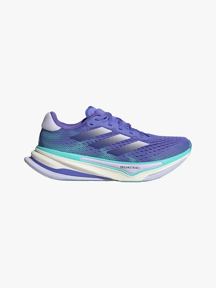 Adidas Supernova Prima en componente de marca sobre un fondo gris claro
