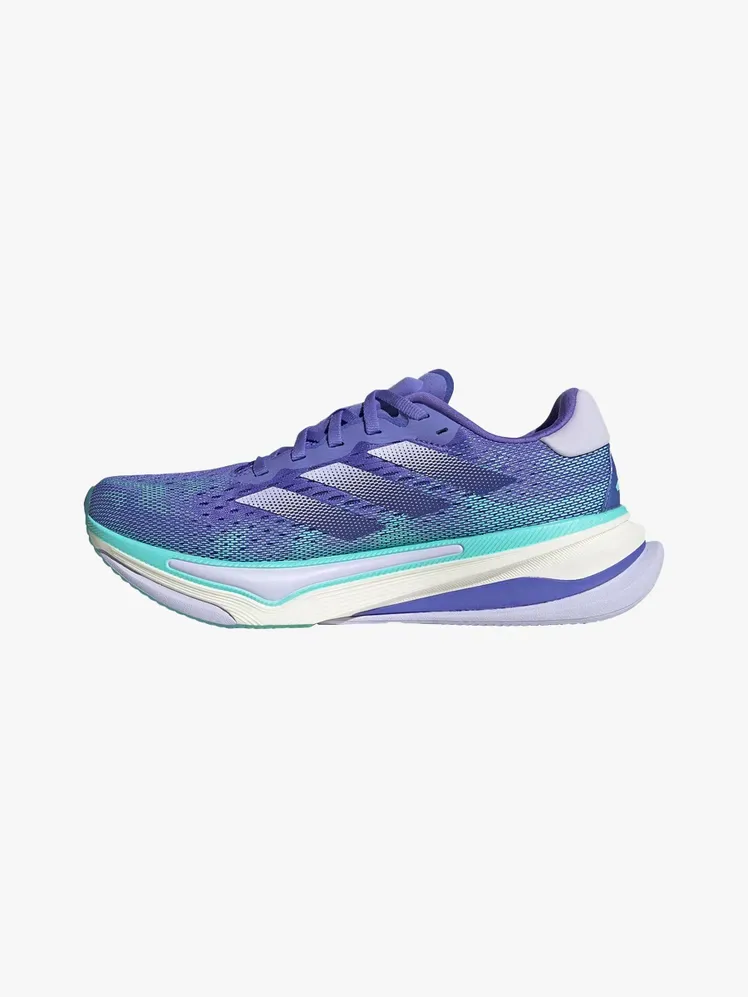 Adidas Supernova Prima en componente de marca sobre un fondo gris claro