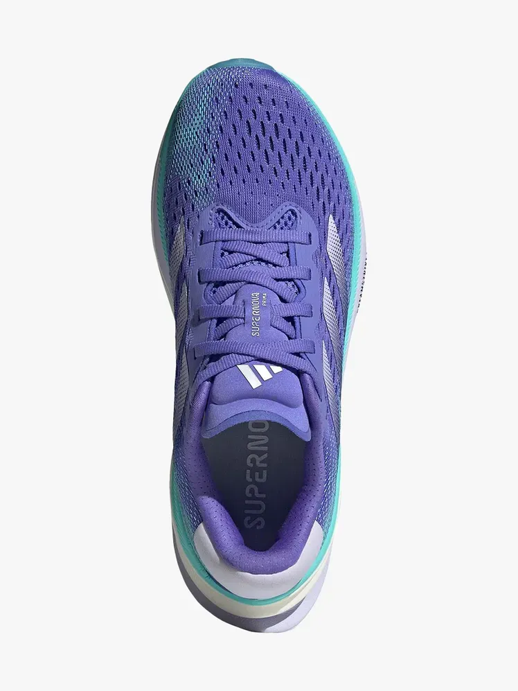 Adidas Supernova Prima en componente de marca sobre un fondo gris claro