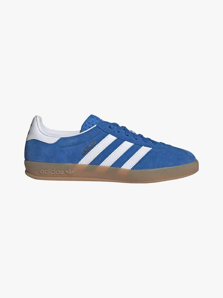 Adidas Gazelle con componente de marca sobre fondo gris claro