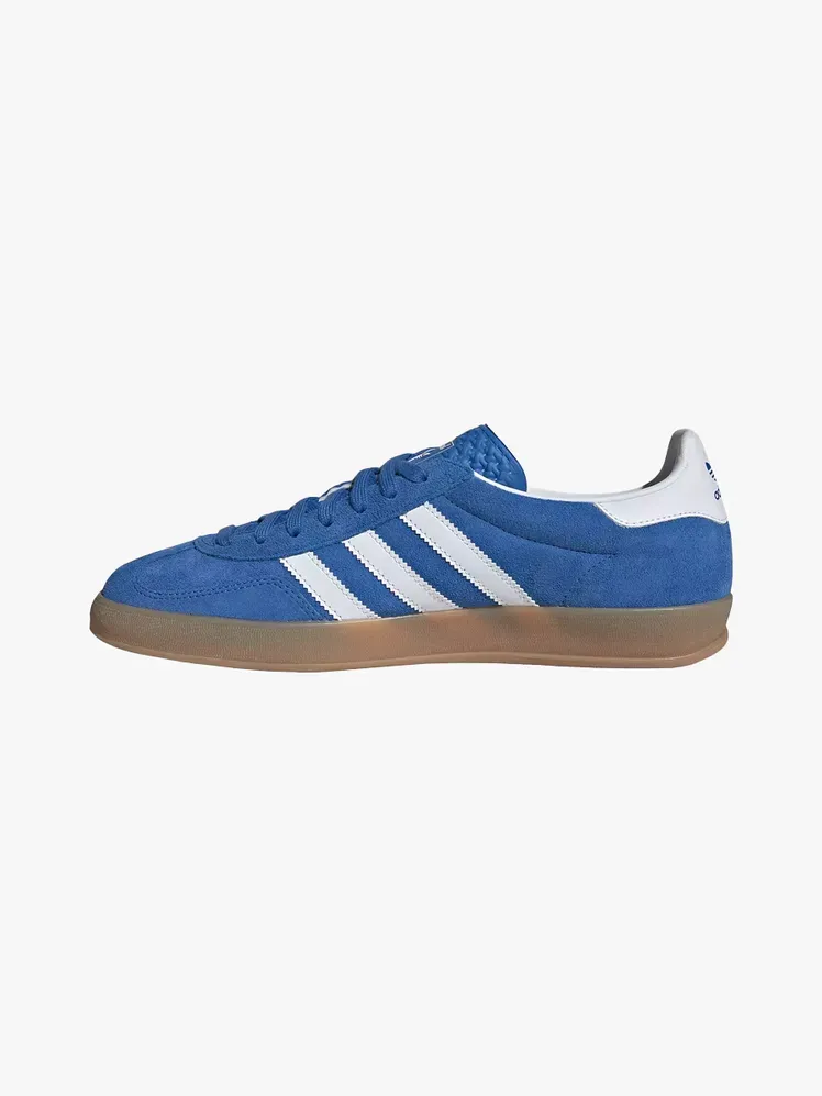 Adidas Gazelle con componente de marca sobre fondo gris claro