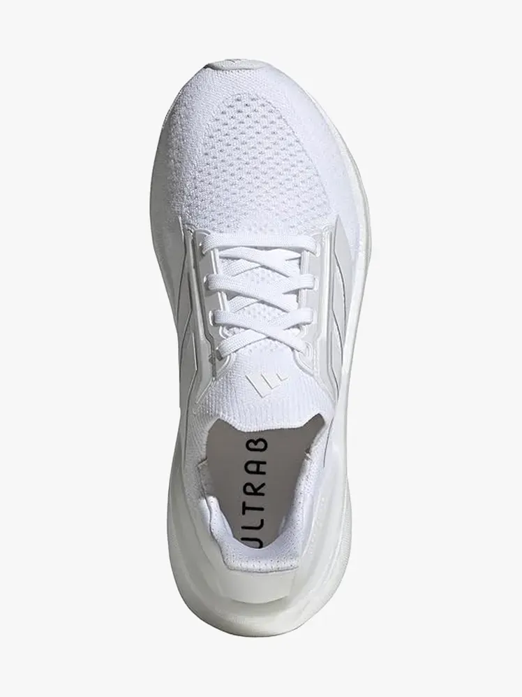 Adidas Ultraboost 5X en componente de marca sobre un fondo gris claro