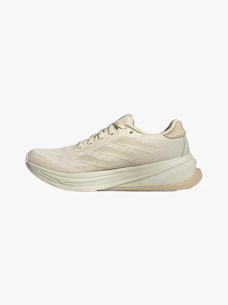 Adidas Supernova Rise 2 en componente de marca sobre fondo gris claro