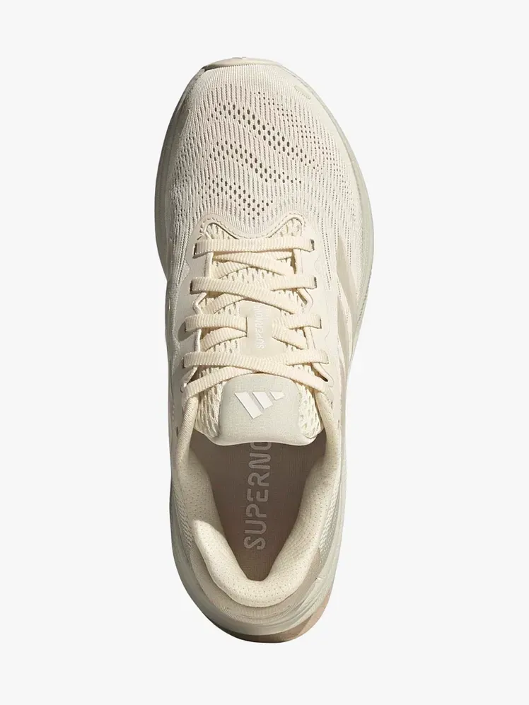 Adidas Supernova Rise 2 en componente de marca sobre fondo gris claro