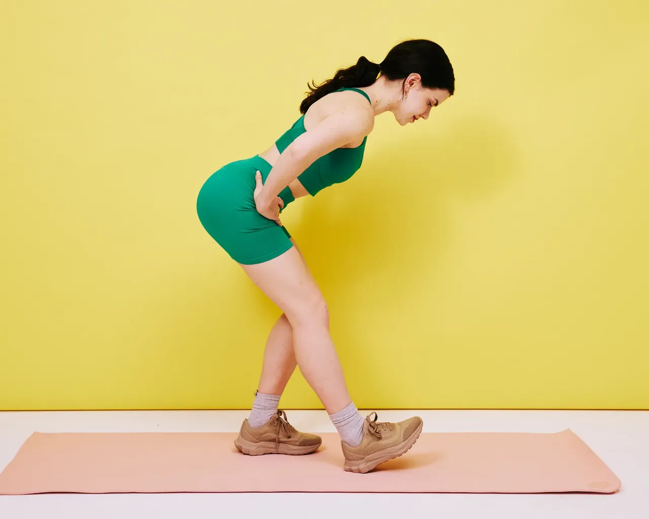 立ってハムストリングのストレッチ