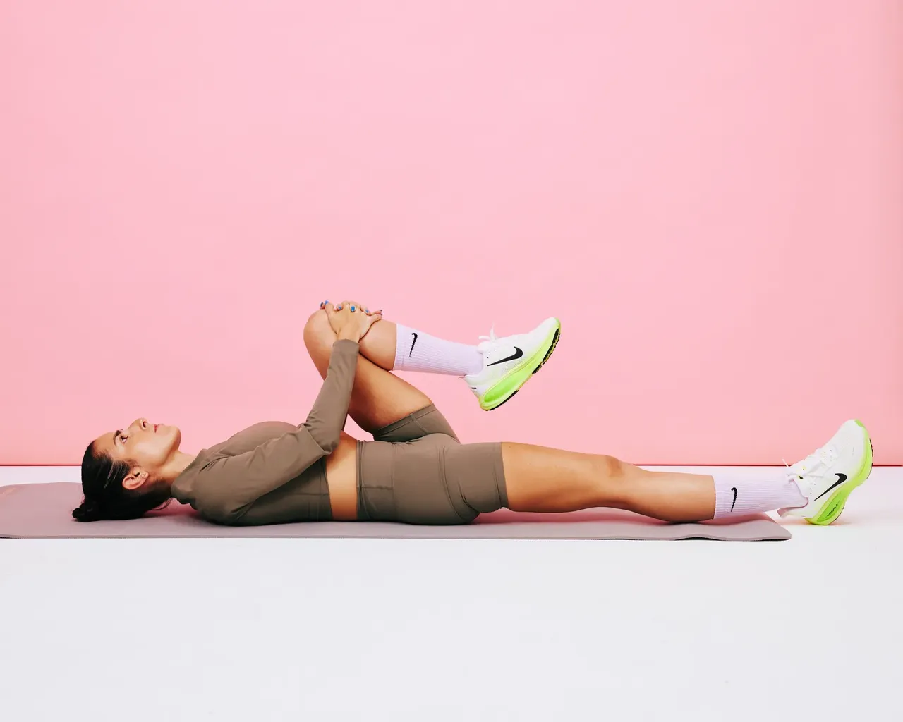 膝から胸までのストレッチ