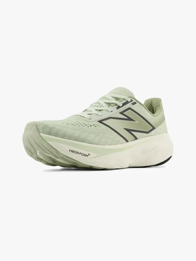 New Balance Fresh Foam X 1080v14 vaaleanharmaalla taustalla