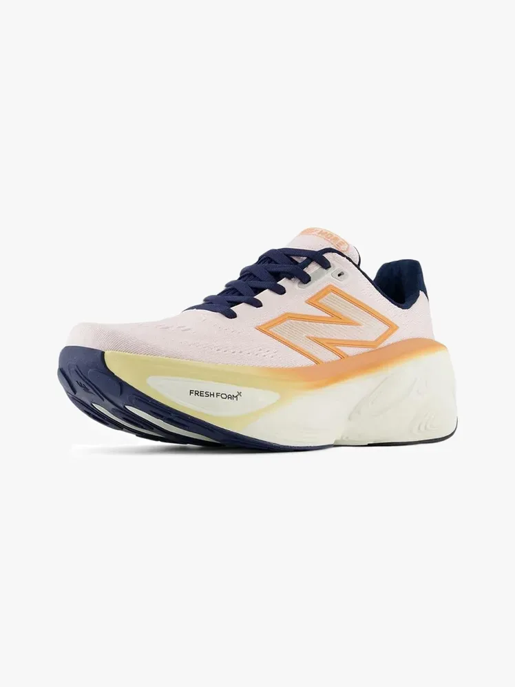 New Balance Fresh Foam X More v5 merkkikomponentissa vaaleanharmaalla taustalla